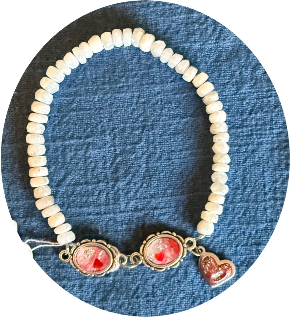 Selenite bracelet with romantic charms in red in stainless steel bezel