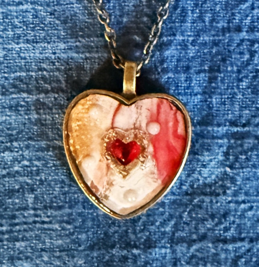 Romantic red marbled heart-shaped pendant in antique bronze
