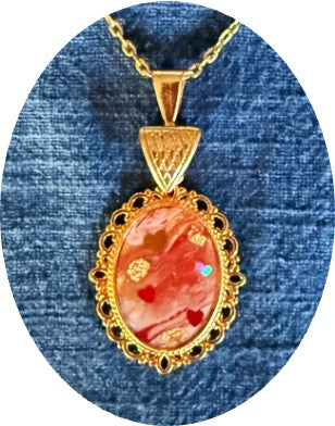 Romantic Red Marbled pendant in Gold
