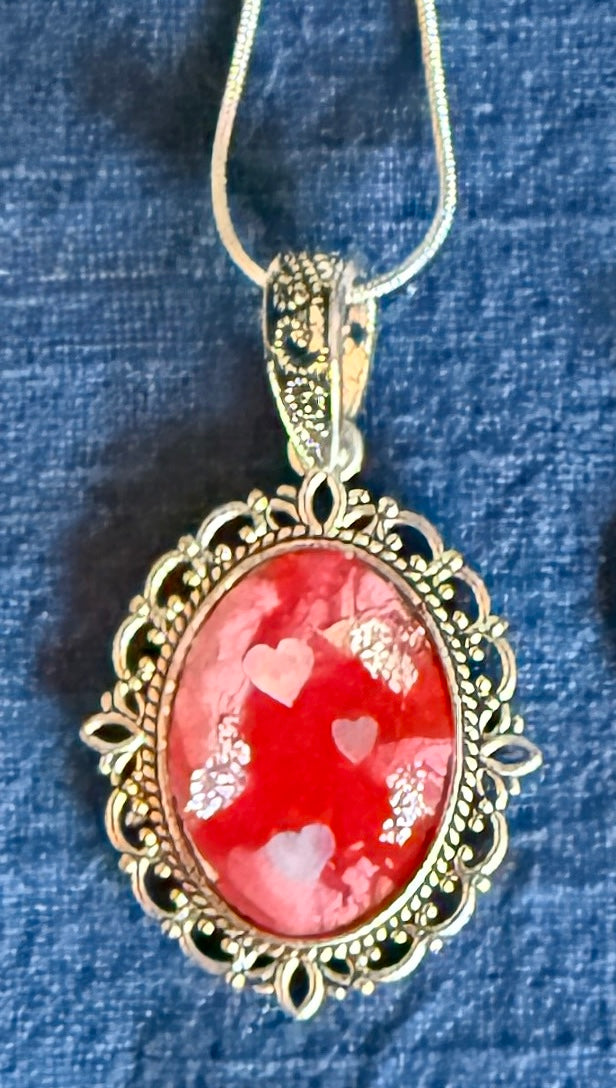 Romantic Red Marbled pendant in Gold